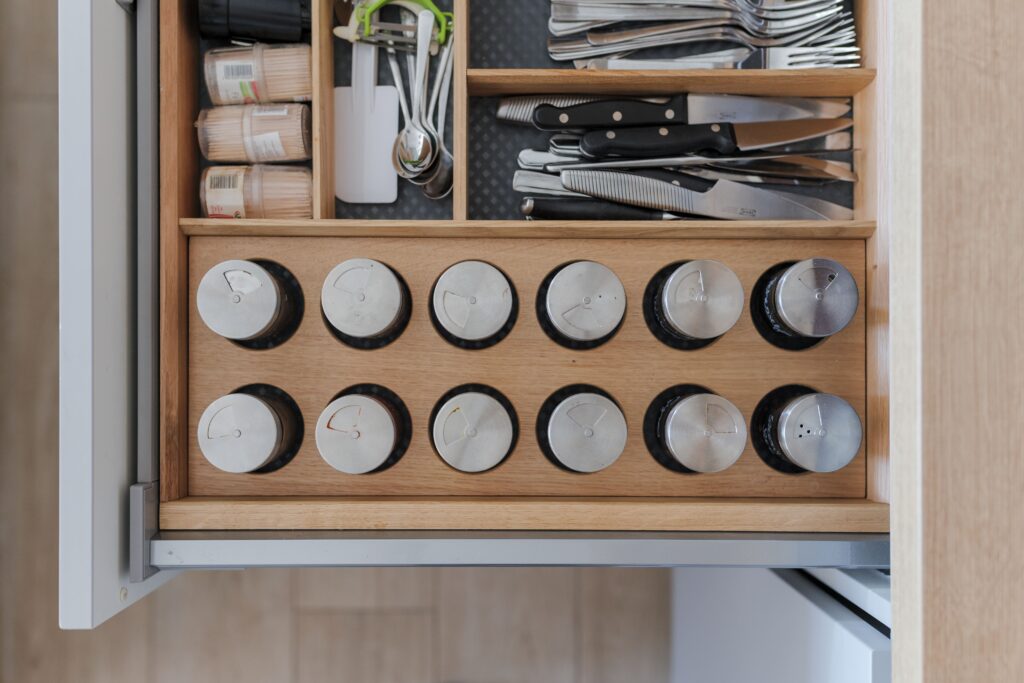 IKEA TÁROLÓK HELYISÉGENKÉNT, ikea üvegtároló rendszerezés